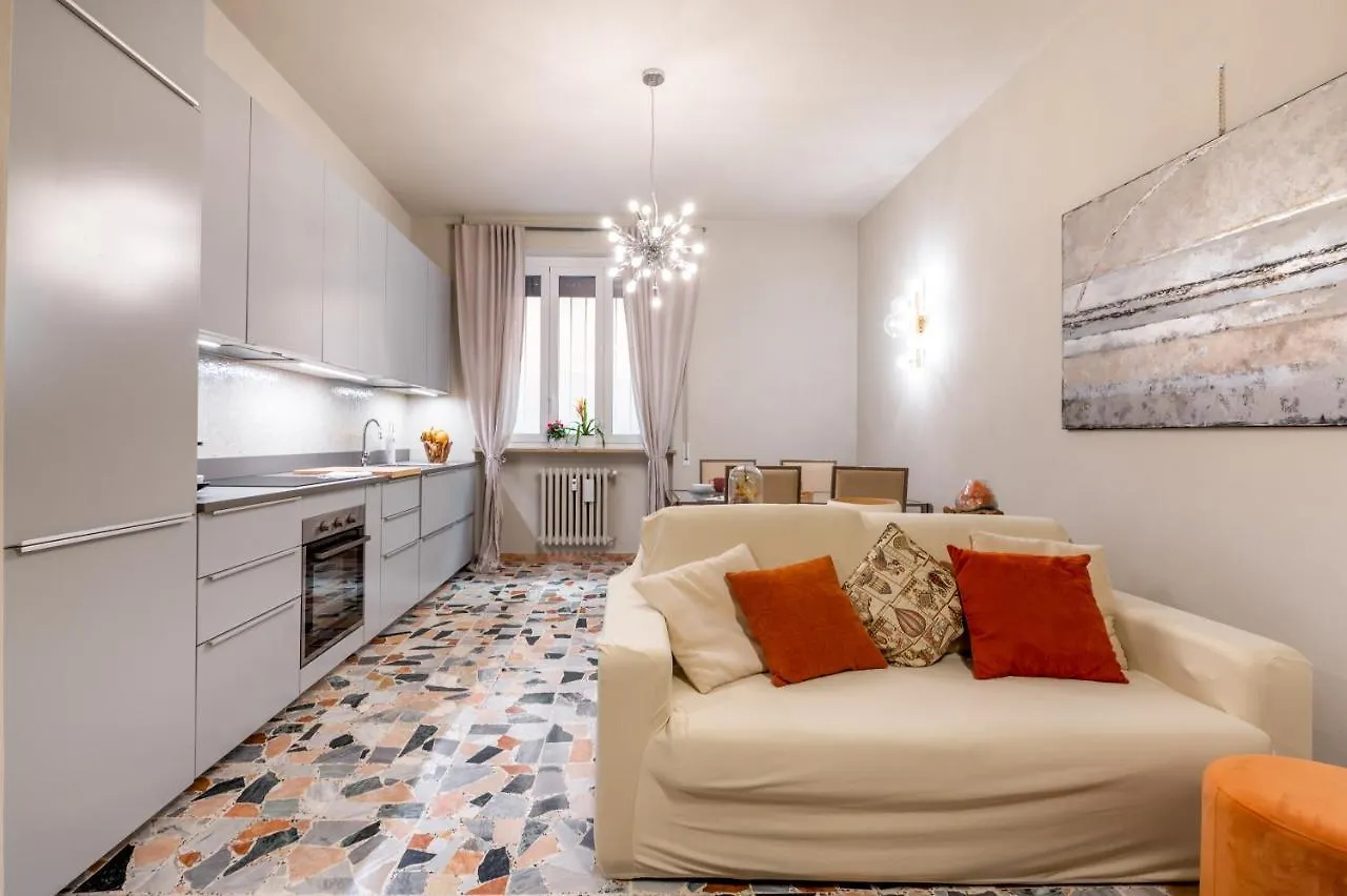 Book Now! Apt A 1 Min Walk From Duomo Of Parma Apartment